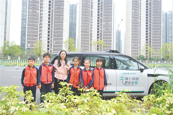 学生走出教室,体验无人驾驶汽车。 学生走出教室,体验无人驾驶汽车。