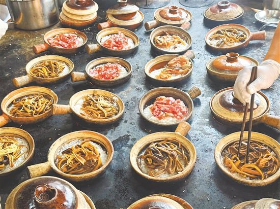 柴火煲仔饭受到食客的青睐。