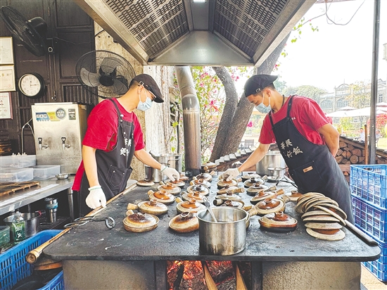 师傅正在烹饪煲仔饭。