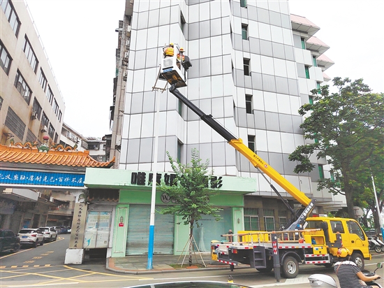 城管部门及时维修路灯。