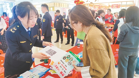 工作人员为市民提供政策解读、消费指引等便民服务，让法律知识从“纸上”走到群众身边。