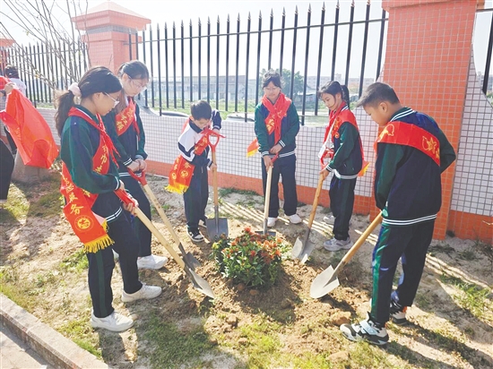 长沙街道梁金山小学开展“劳动美”社会实践活动。