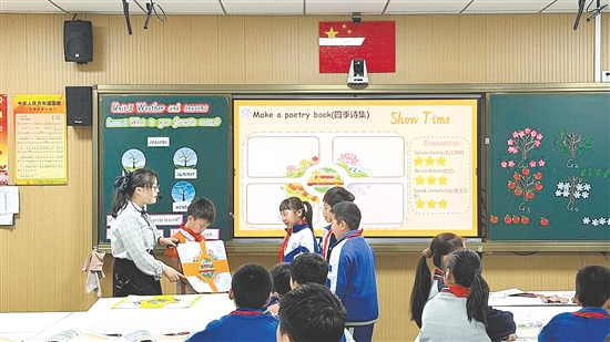 三埠街道小学举办英语优质课比赛，教师引领学生沉浸英语学习。
