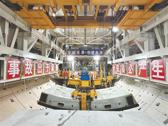 珠肇高铁江门至珠三角枢纽机场段计划年内建成。图为珠肇高铁圭峰山隧道进行管片吊装作业，该隧道已于日前全线贯通。