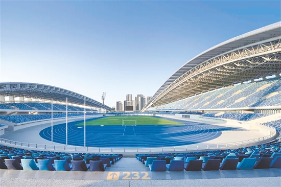 江门体育中心体育场条件良好，希望运动员们在这里踢出精彩比赛。