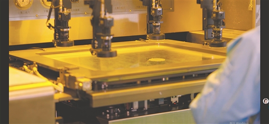 全合精密生产线上，施工机械正在有序作业。