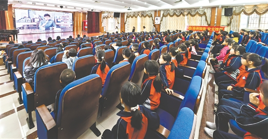 中国银行江门分行“消保宣传团”的讲师们,为小学生们量身定制金融课堂。 中国银行江门分行“消保宣传团”的讲师们,为小学生们量身定制金融课堂。