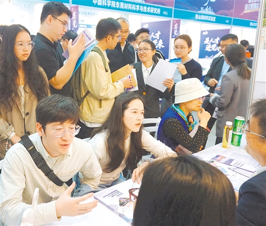 展位前围满了求职者，简历投递、现场沟通、政策咨询等有序展开。