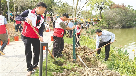 鹤山市举行2026年五级林长联动推进绿美广东生态建设义务植树活动。