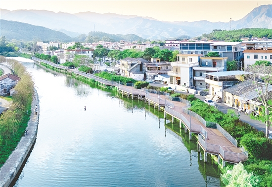 鹤城镇以“五好两宜”和美乡村试点工作为抓手，推动乡村振兴提质增效。图为鹤城河综合治理以后的新面貌。