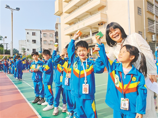 学生们通过玩魔方感受数学魅力，培养逻辑思维、空间想象和动手能力。