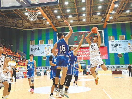 双方球员为现场观众呈现了一场精彩赛事。