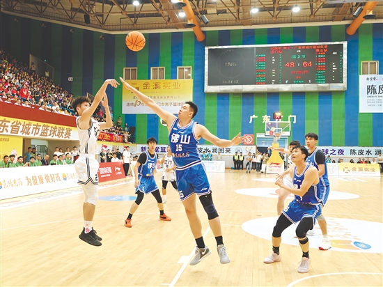 尽管体型上有劣势，江门队队员依然敢打敢拼，全力争取机会得分。