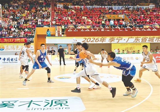 双方球员在赛场上针锋相对，每一次攻防都拼尽全力。