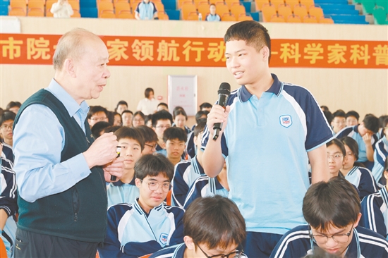 讲座中，航空科普专家傅前哨（左）与学生互动交流。