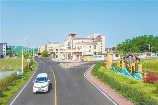 改造后的乡镇入口，“深井”二字醒目地镶嵌于车站墙体，旁边“湿地蚝乡