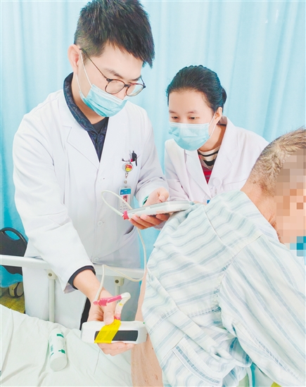 医生为哮喘患者检查身体。