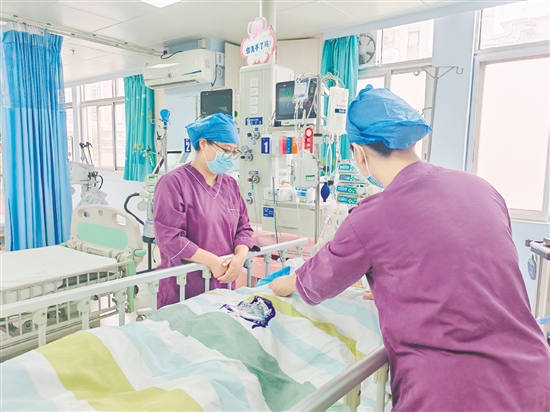 医护人员查看患者情况。