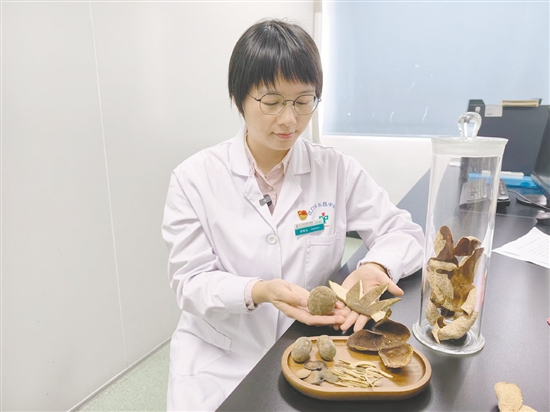 医学人员展示化橘红和新会陈皮。