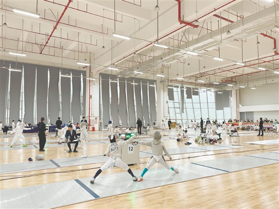 来自全省各地的1000名青少年剑客同台竞技，以剑会友、切磋技艺。