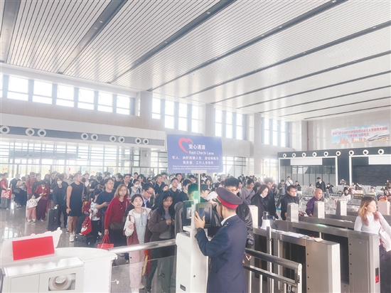 今年春运期间,恩平站发送旅客55249人次,到达旅客56818人次,收发总量逾11.2万人次。 今年春运期间,恩平站发送旅客55249人次,到达旅客56818人次,收发总量逾11.2万人次。