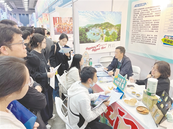 恩平市人社局构建“外出拓岗、基层揽才、校园纳才”三维引才格局，精准对接企业用工与人才就业需求。