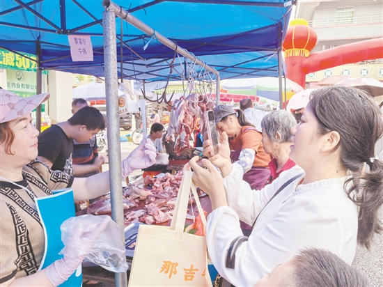 市民游客购买新鲜牛肉。