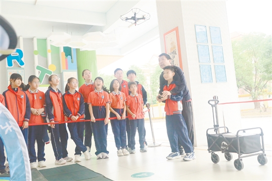 天鹅湾小学学生体验操控无人机。