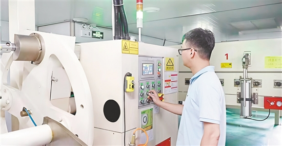 企业组建专业技术研发团队，重点攻关环保型、高性能胶粘材料核心技术。