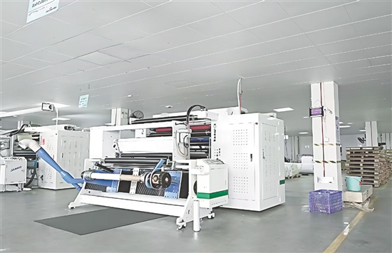 企业以创新为核心驱动力，深耕不干胶系列产品研发、生产与销售，聚焦油性不干胶、水性不干胶及上光膜等细分赛道，凭借过硬的创新实力站稳行业前沿。