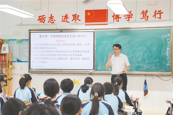 欧阳铁树正在给学生上课。 欧阳铁树正在给学生上课。