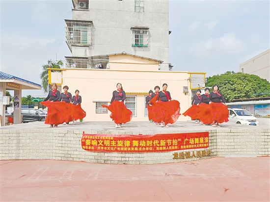 舞者用舞姿抒发对幸福生活的由衷赞美。