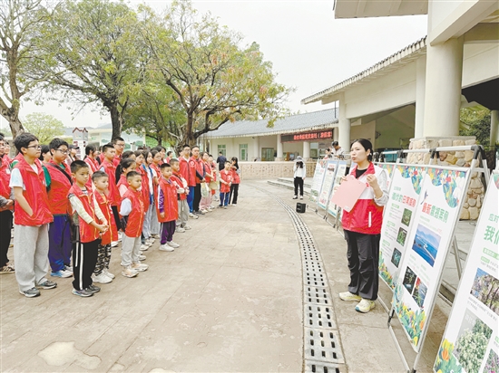 工作人员用通俗易懂的语言讲解湿地生态安全知识。