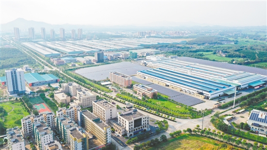 江门台山产业园始终锚定先进制造业主攻方向,聚力培育汽车零部件、金属新材料、智能装备三大主导产业。 江门台山产业园始终锚定先进制造业主攻方向,聚力培育汽车零部件、金属新材料、智能装备三大主导产业。