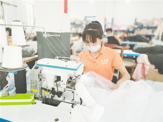 这家扎根台山的传统制造企业，凭借研发创新与深耕细分市场，不仅让传统蚊帐焕发新活力，更成功打入欧美主流销售渠道，成为当地传统产业转型升级的生动缩影。