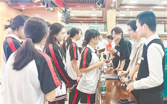 澳门城市大学学生现场与侨乡学子进行交流。