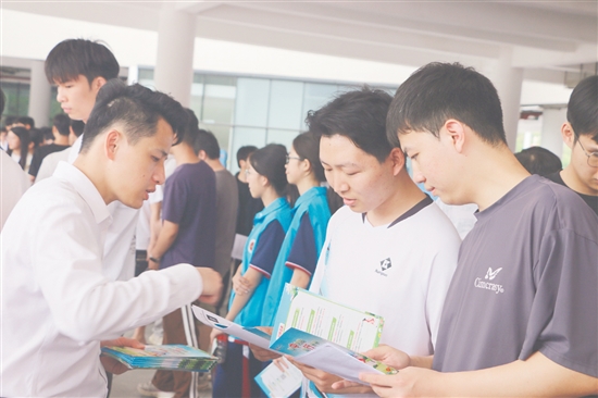 用人单位主动向学生介绍本单位的发展前景、招聘需求和福利待遇等情况。