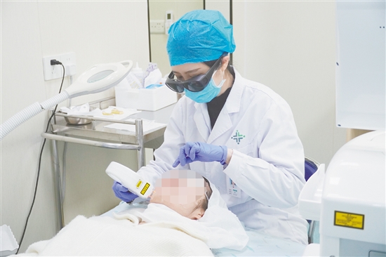 周末，市民在皮肤科做水光针项目。