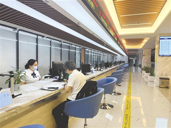 蓬江区行政服务中心提供“中午不打烊”延时服务，方便企业、群众办事。