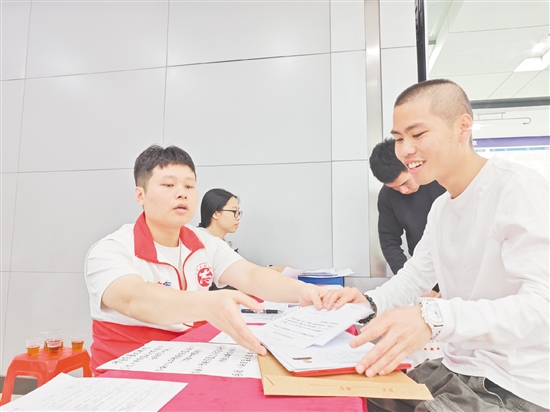 在工作人员的指引下,退役军人10分钟就完成了报到手续。 在工作人员的指引下,退役军人10分钟就完成了报到手续。