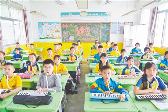 沙坪街道玉桥小学将口风琴乐器引入校园，打造“口风琴进课堂”音乐特色课程，让这一轻巧的乐器成为学校美育的鲜活载体。