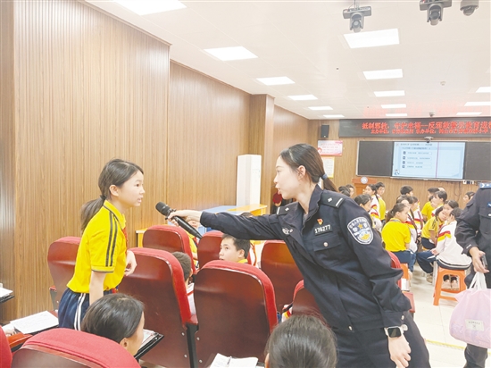 民警通过互动问答的方式，带领学生们深入了解邪教组织的常见特征，进一步增强大家的防范意识。