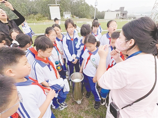 学生们近距离接触平时难得一见的气象设备，直观感受气象观测的科学性与严谨性。