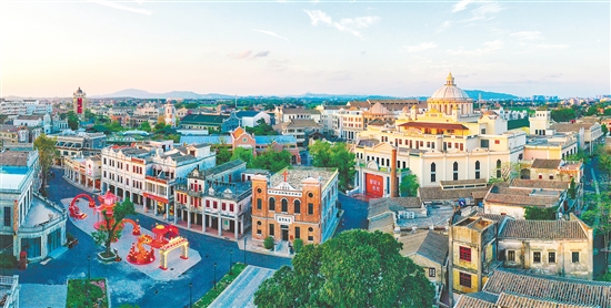 赤坎·广东华侨国际旅游度假区拥有370多年建墟历史，是全国规模最大、界面最连续、保存最完整的中西建筑艺术长廊。