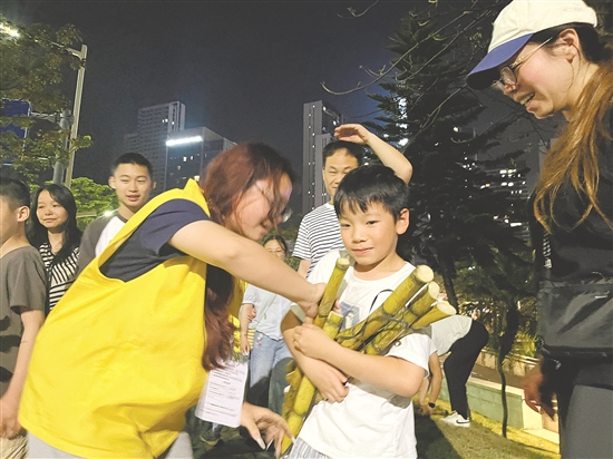 赛事结束后,小球迷领取免费甘蔗。 赛事结束后,小球迷领取免费甘蔗。