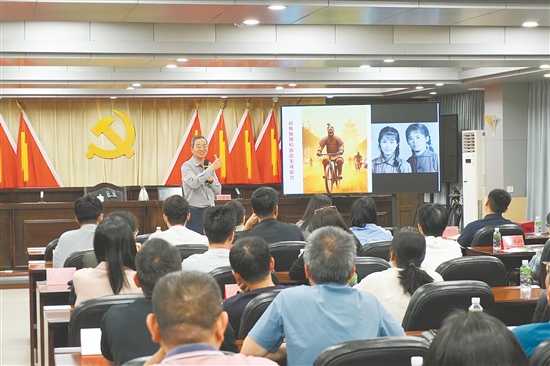 潘春洪用通俗鲜活的案例，将抽象的AI概念变得可感可触。