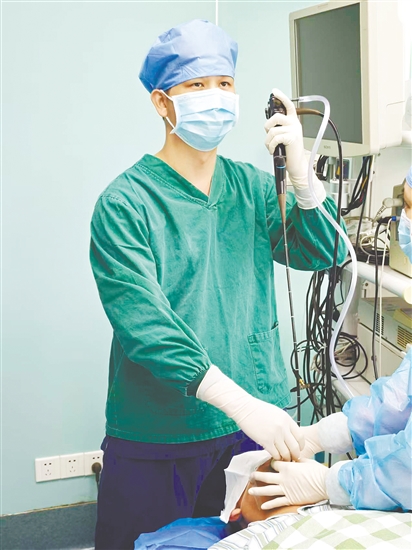 医生借助支气管镜为患者取出异物。