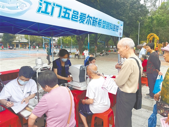 义诊活动提升了公众对青光眼的认知。 义诊活动提升了公众对青光眼的认知。