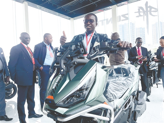 今年3月初,来自塞内加尔、坦桑尼亚等10个非洲国家驻穗总领事馆的总领事及代表走进江门参观考察,点赞了江门的摩托车产业。朱磊磊 今年3月初,来自塞内加尔、坦桑尼亚等10个非洲国家驻穗总领事馆的总领事及代表走进江门参观考察,点赞了江门的摩托车产业。朱磊磊