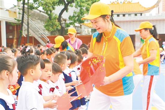 温洁莺参加幼儿园“浓浓敬老情，老幼共成长”重阳节主题活动。